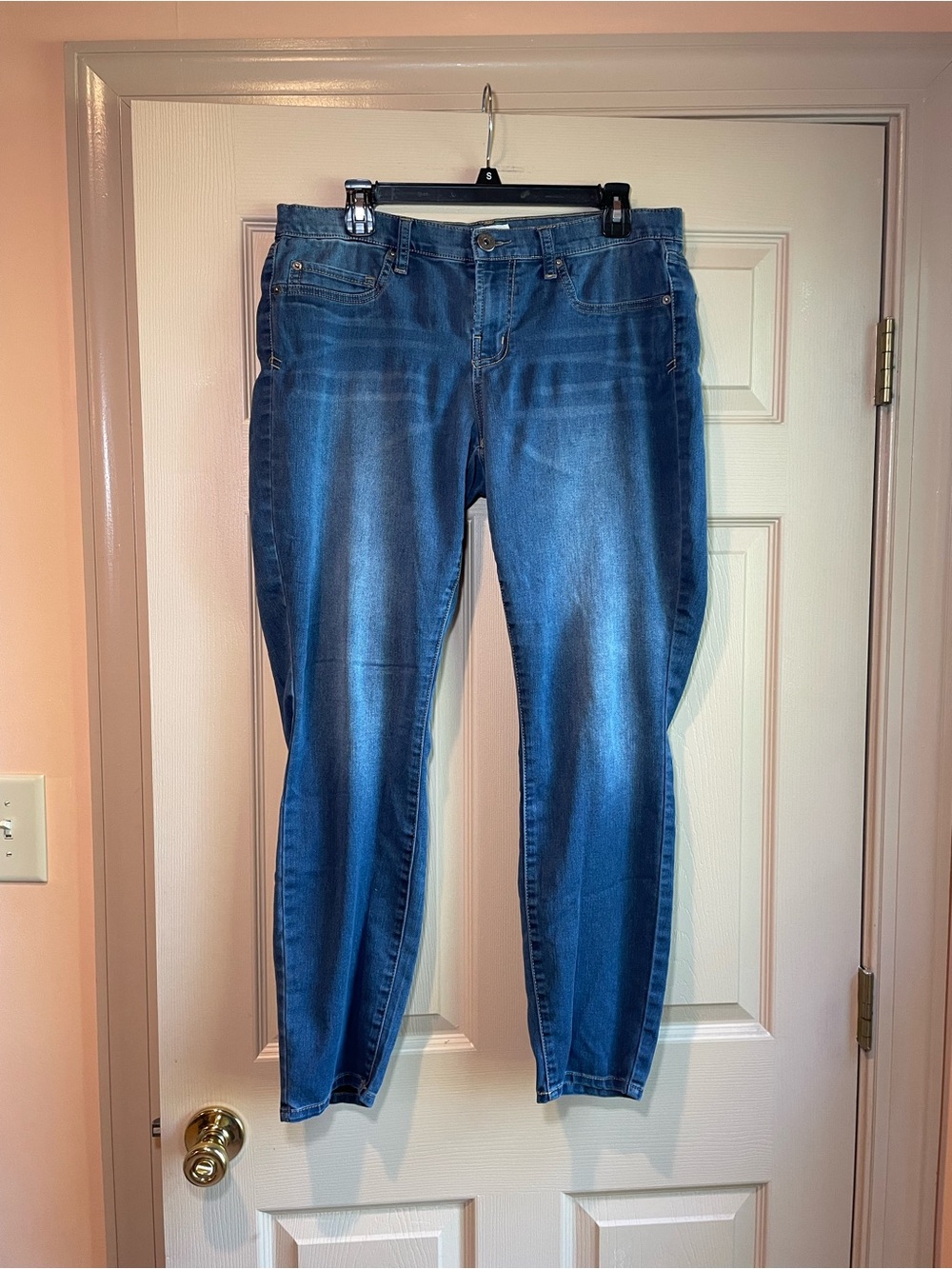 Mudd Junior’s Jeans in Medium Blue Wash Comfy Stretch Waist Size 17
